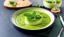 Panna cotta de basilic, velouté de petits pois à la menthe