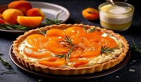 Tarte sablée au romarin, crème d'amande, abricots au miel et vanille